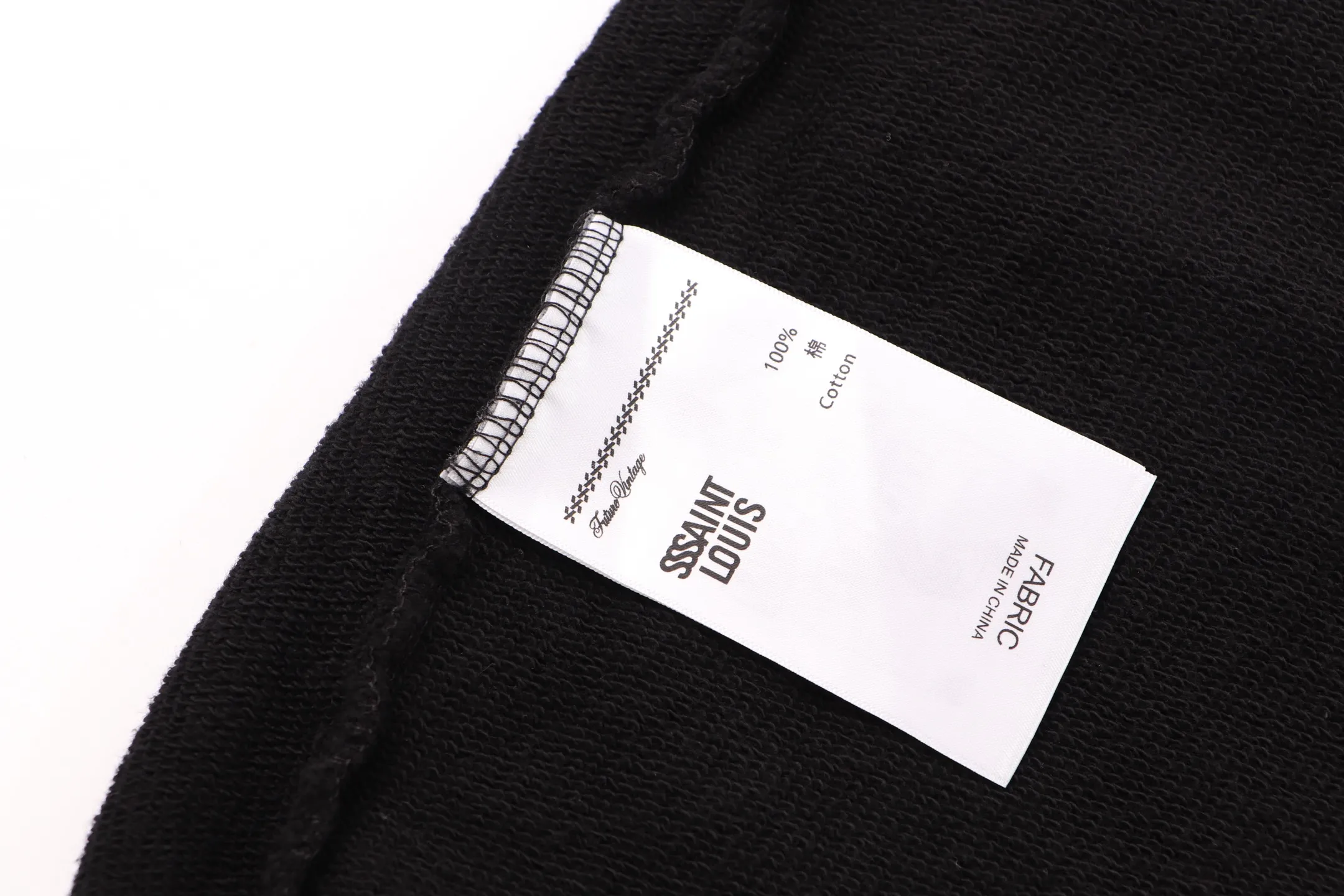 Style No. S225 P300💰 (450g version) SSSAINT LOUIS hooded pullover sweatshirt is made of 450g heavy-weight pure cotton fabric, which is integrated with tedious processes such as manual hand-painting + fraying + washing and spraying. It is not easy to deform and does not shrink. The version is loose and suitable for men and women. Size: S-XL